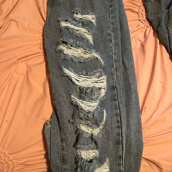 Pretty Little Things ripped Jeans - Picture 3 of 7